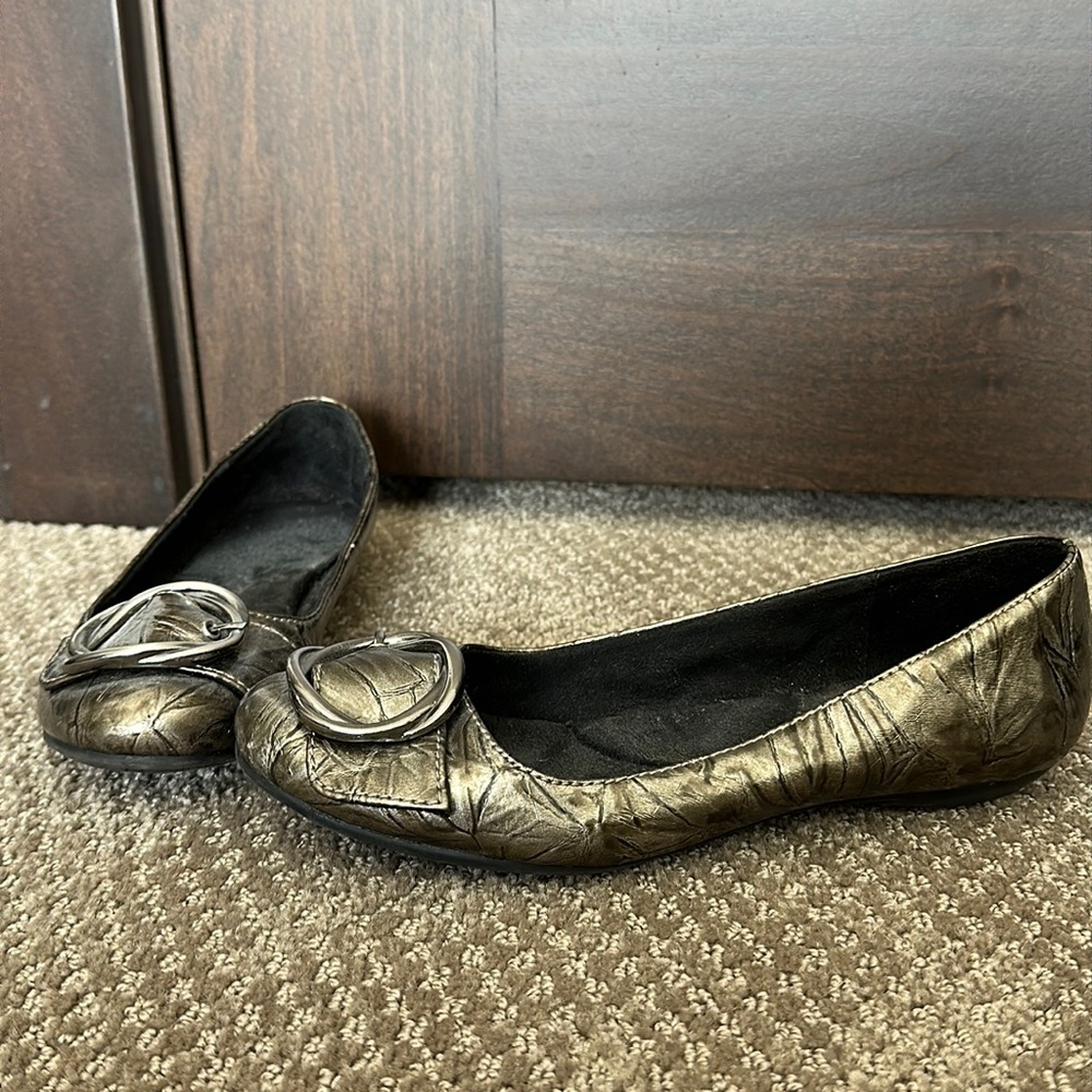 DR. SCHOLL’S Metallic Buckle Flats